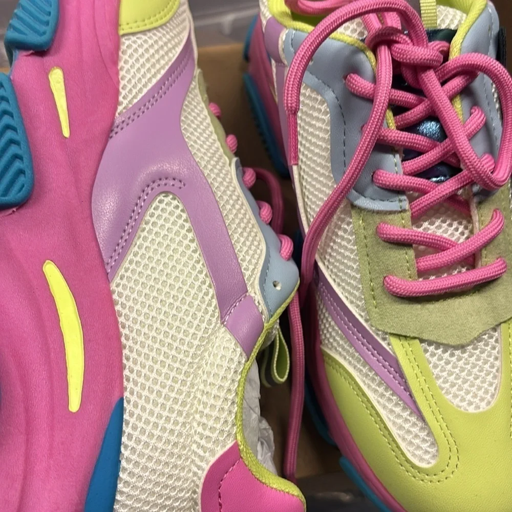 Size 5 Girls Steve Madden Sneakers 🍭
